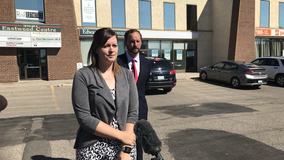 Le chef du NPD de la Saskatchewan, Ryan Mieli derrière la porte-parole néo-démocrate en matière de santé, Vicki Mowat lors d'un point de presse.