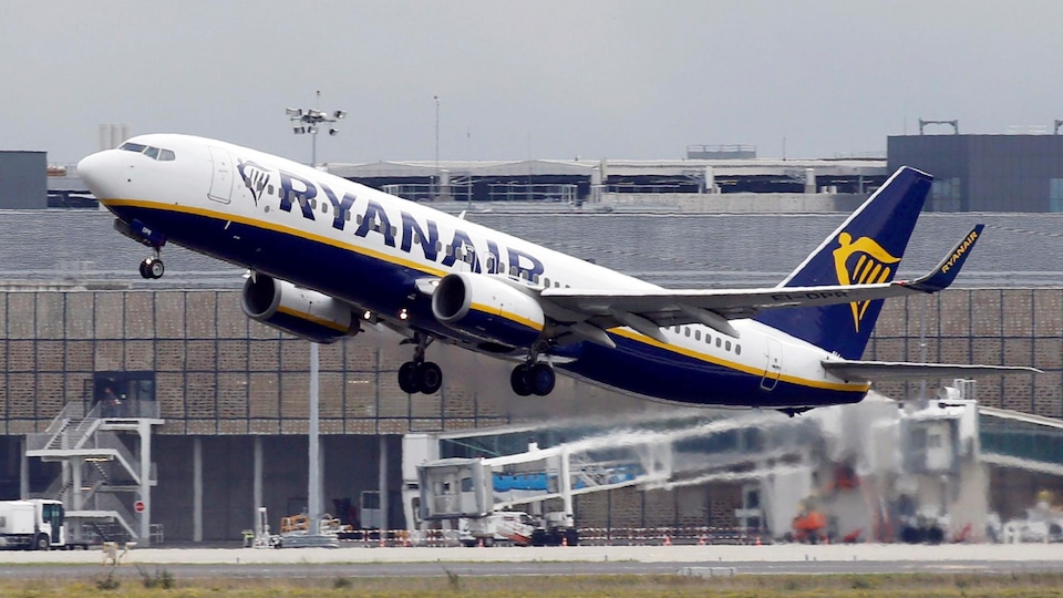Un avion du transporteur aérien à bas prix Ryanair décolle.