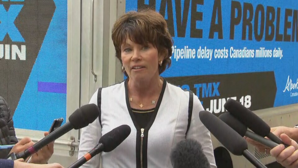 La ministre de l'Énergie de l'Alberta répond aux questions de journalistes.