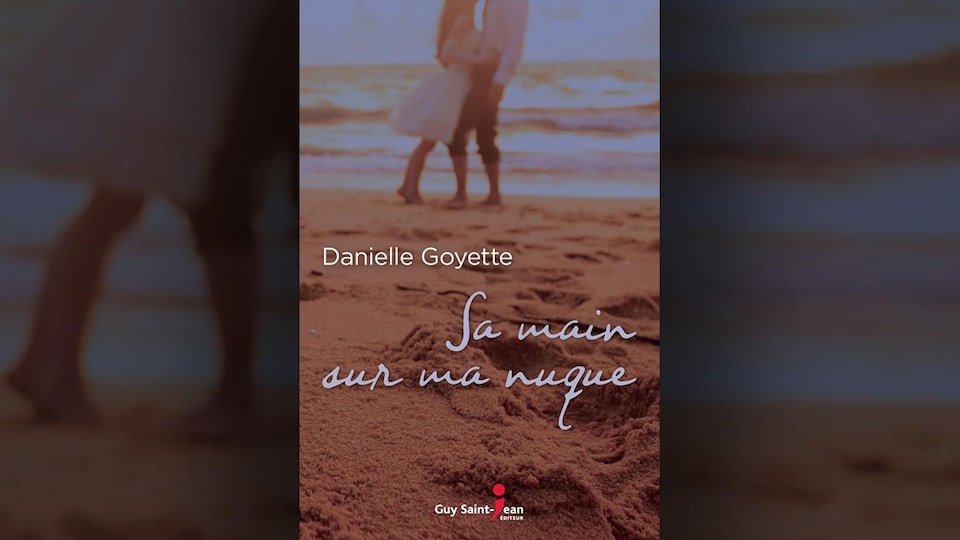 Un couple et des traces de pas sur une plage sur la page couverture.