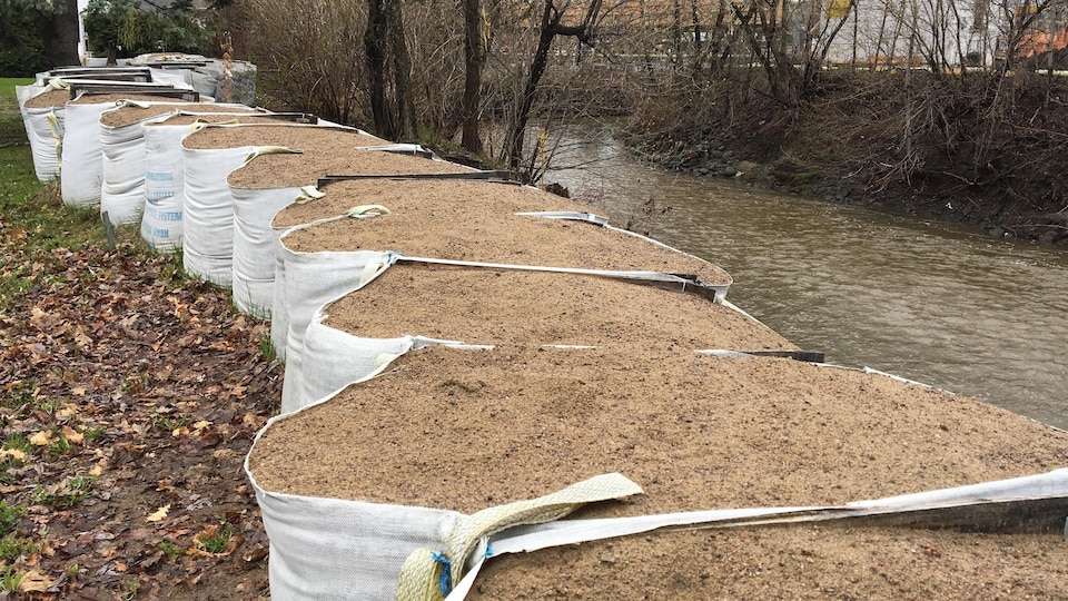 Depuis les inondations de 2013, un mur de sacs de sable orne les rives de la rivière Lorette.
