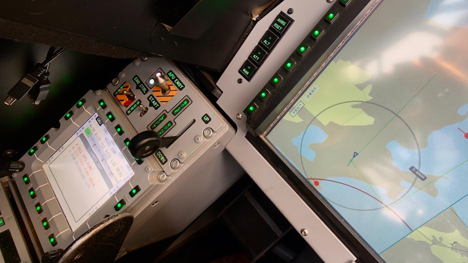 Une image montre des instruments de bord à l'intérieur du cockpit d'un avion de chasse Gripen de la compagnie suédoise Saab