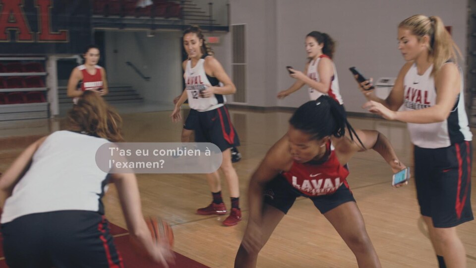 Des athlètes du Rouge et Or jouent au basketball en textant