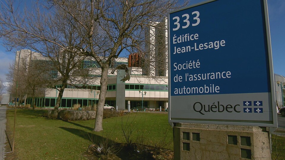 Édifice et panneau de la Société de l'assurance automobile du Québec à Québec