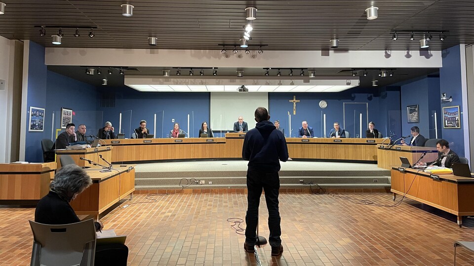 Sabin Bois, au micro, devant les membres du conseil municipal.