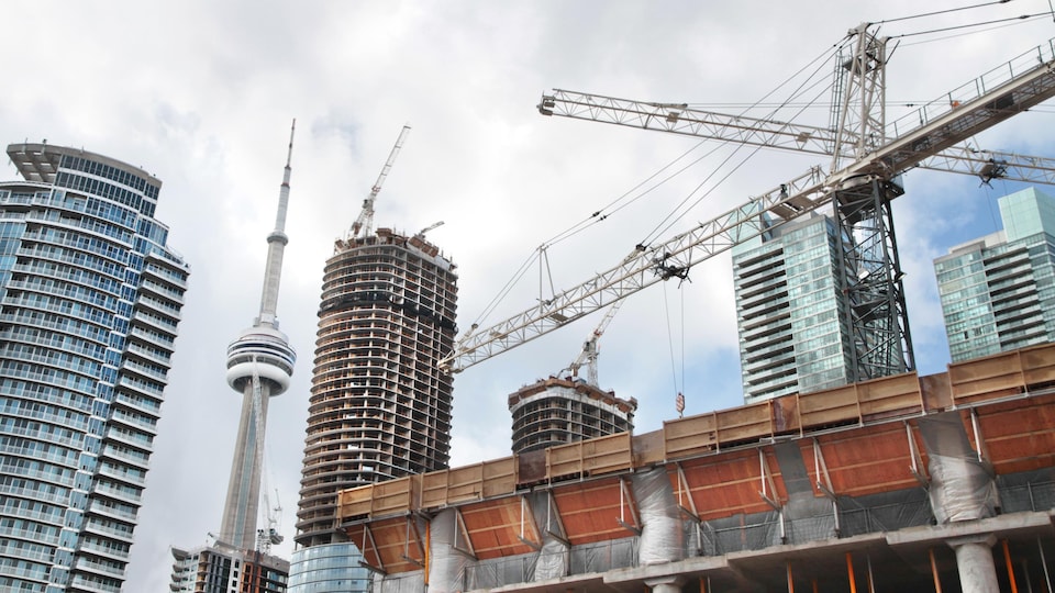 Des immeubles en construction au centre-ville de Toronto.