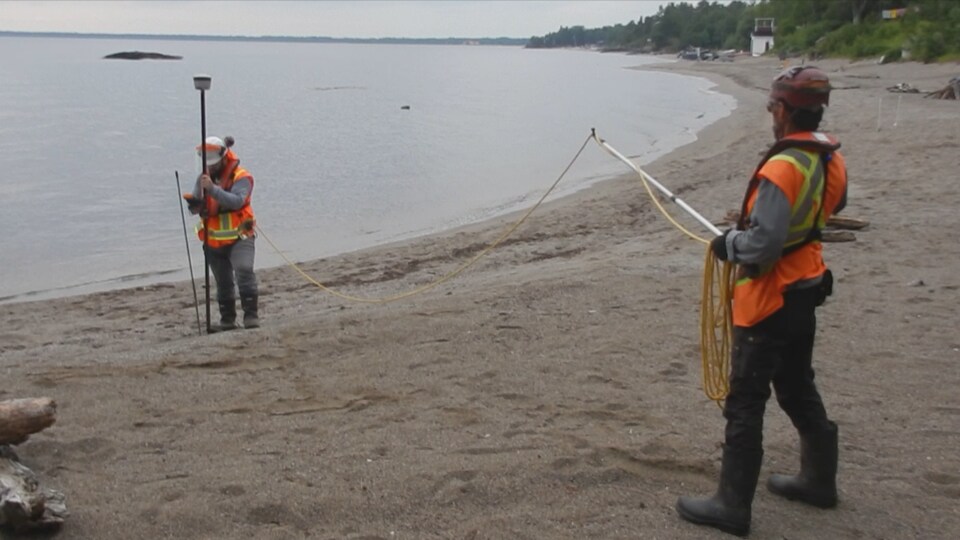 Des piétons s’enlisent sur la plage à SaintHenrideTaillon RadioCanada.ca