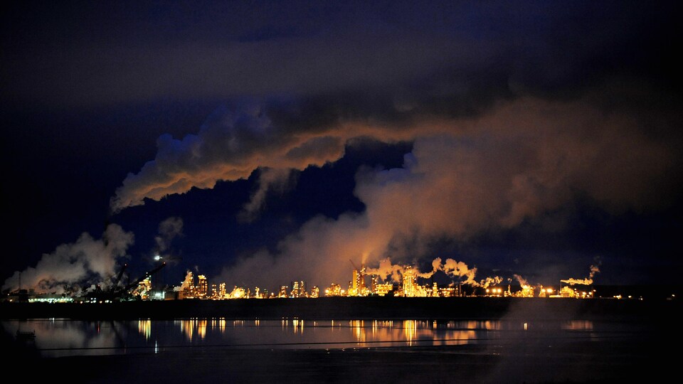 Vue de nuit du site d'extraction de Syncrude à Fort McMurray, en Alberta