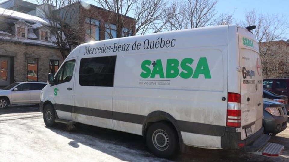 Un camion Mercedes blanc porte l'inscription de Sabsa