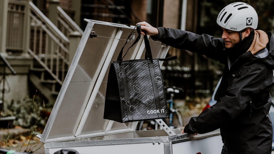 Le sac réutilisable est livré à vélo.