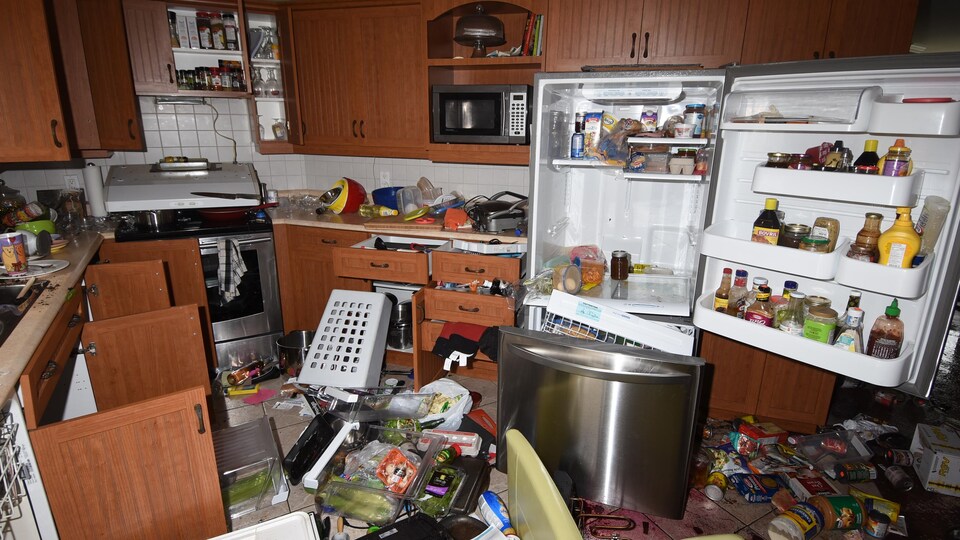 Le réfrigérateur a été vidé de son contenu par les malfaiteurs.