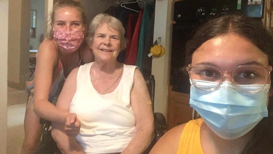 Nadine Robinson, Sally Orava et Natalie Comfort.