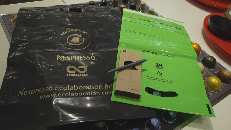 Des sacs pour le recyclage des capsules à café Nespresso.