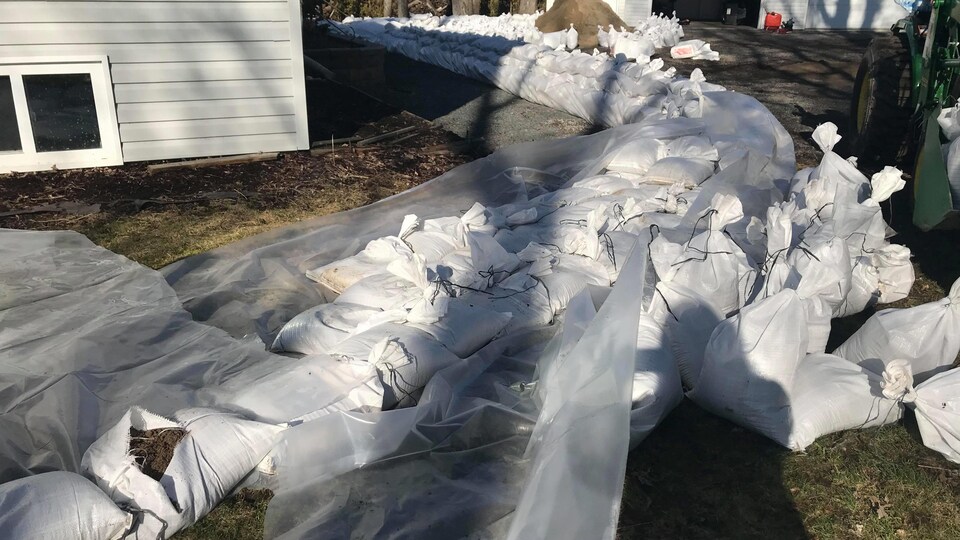 Des sacs de sable autour d'une maison à Notre-Dame-du-Nord.