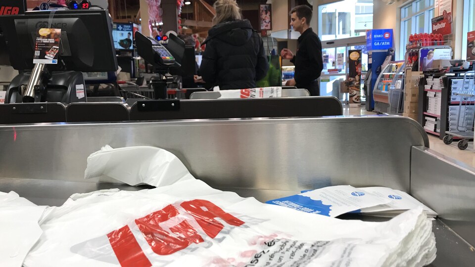Sacs pastique photographiés dans un magasin IGA.
