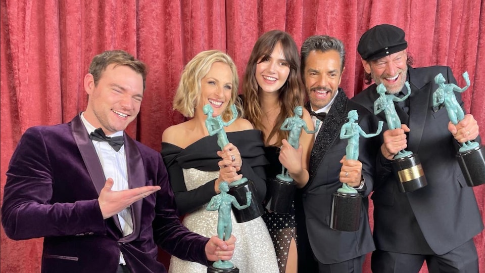 Trois acteurs et deux actrices montrant leur trophée lors des SAG Awards. 