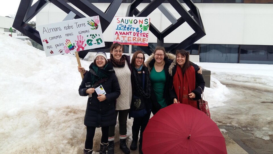 Des étudiantes sages-femmes lors de la grève étudiante pour le climat, le 15 mars 2019. De gauche à droite: Léa Rancourt, Anabel Gravel Chabot, Marylene Dussault , Margaux Cassivi et Alice Berthe.