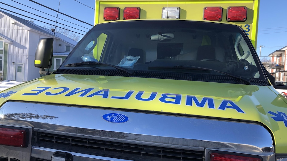 Une ambulance vue de face.