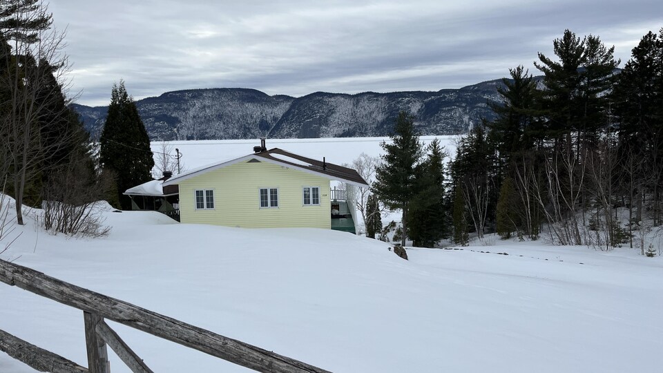 Une maison située à proximité du fjord. La résidence a une vue sur la rivière Saguenay.