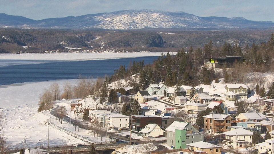 La ville de Chicoutimi et les monts Valin sous la neige.