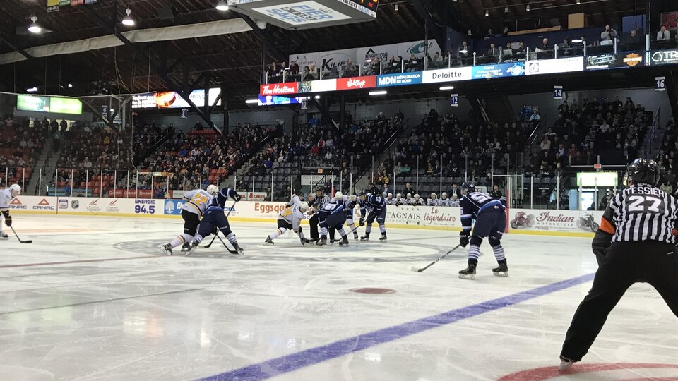 Des joueurs de hockey au cercle des mises en jeu.