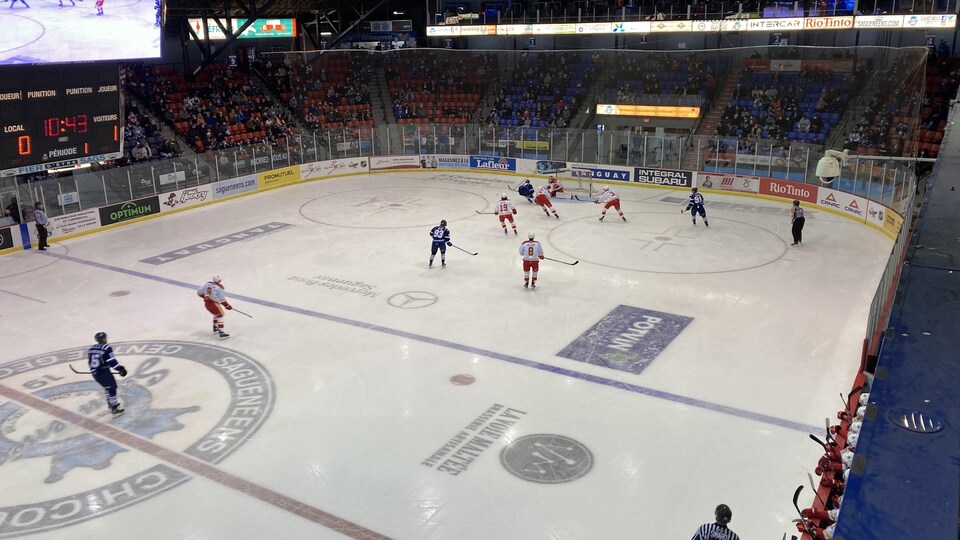 Un match de hockey vu depuis la galerie de presse.