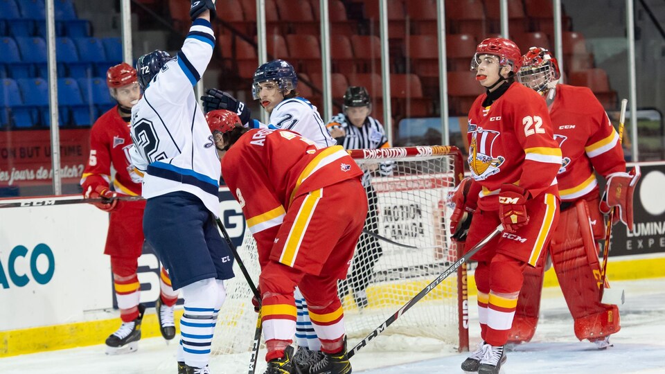 Un joueur de hockey célèbre un but.