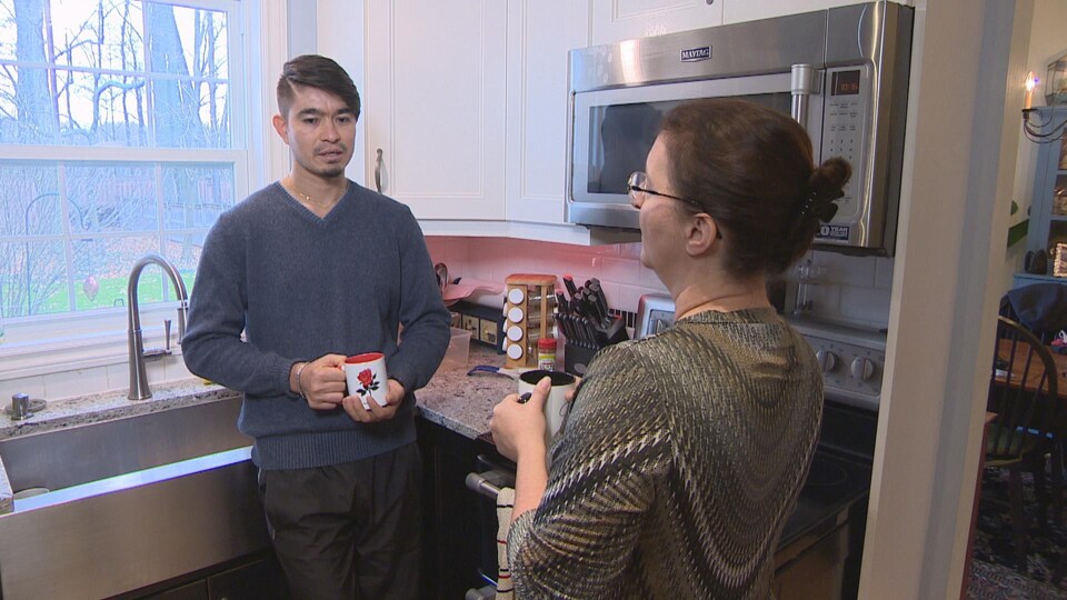 Sahil et Wendy, dans une cuisine, discutant.