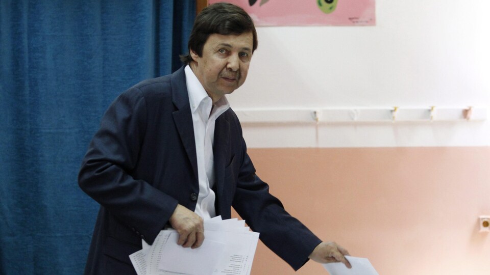 Saïd Bouteflika avec des feuilles dans les mains.