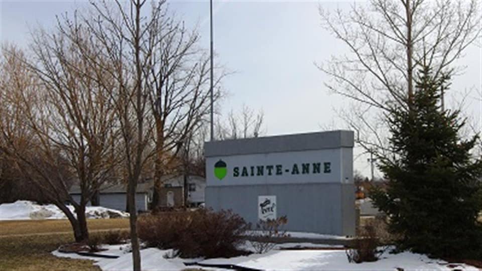L'entrée du village de Saint-Anne au Manitoba.