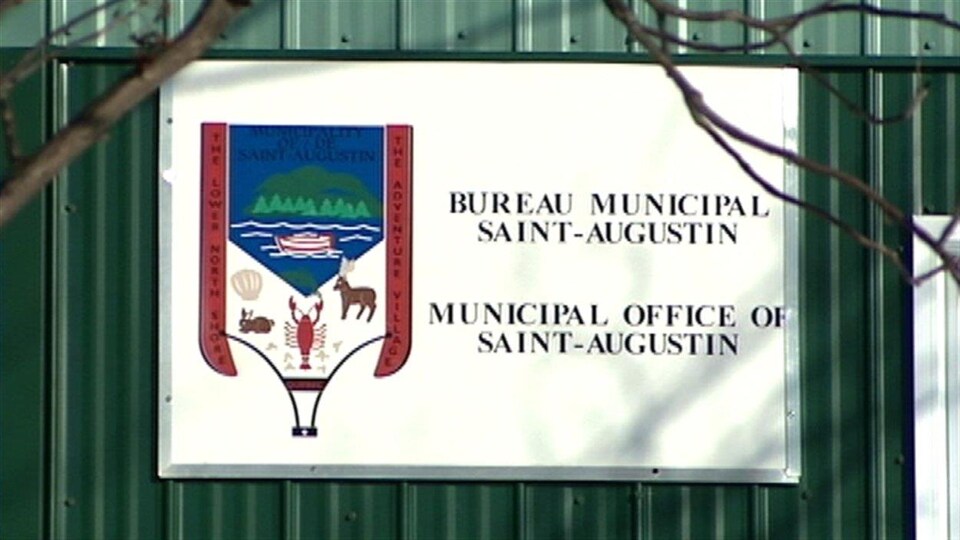 L'affiche des bureaux de la Municipalité de Saint-Augustin, en Basse-Côte-Nord