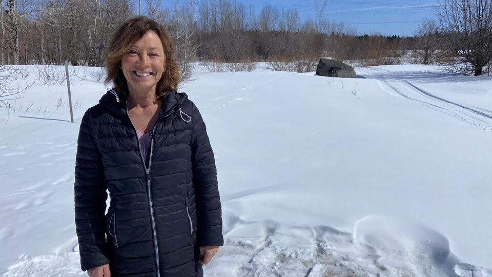 Josée Lamirande posée devant un terrain enneigé.