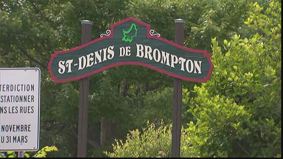 Le panneau d'entrée dans la ville de Saint-Denis-de-Brompton.