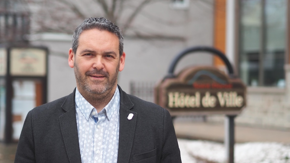 Joé Deslauriers in front of the entrance to City Hall.