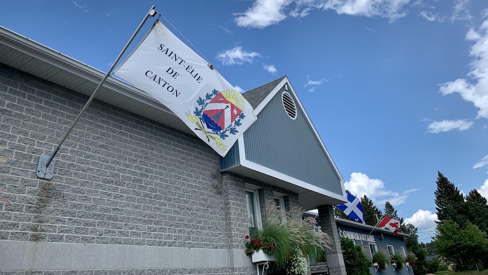 Façade de l'hôtel de ville avec un drapeau de Saint-Élie-de-Caxton.