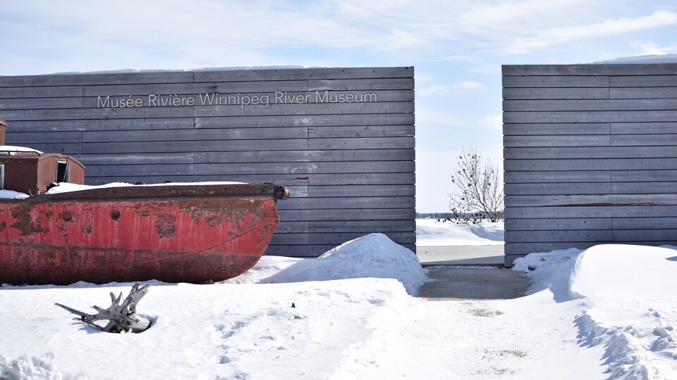Le Musée du patrimoine de la rivière Winnipeg avec la carcasse de bateau qui habille la façade.