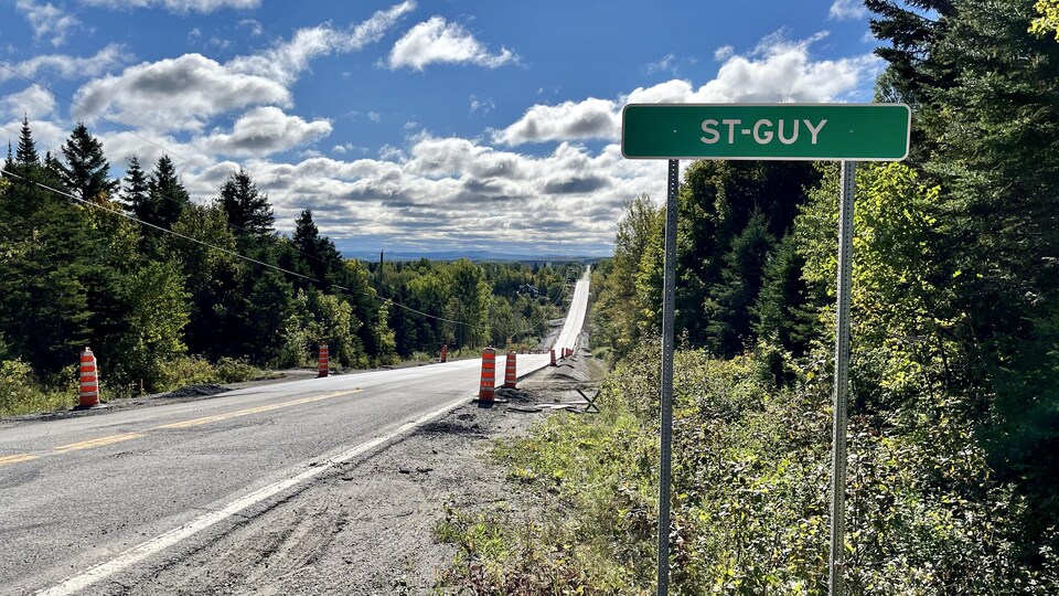 Un panneau routier indique la limite municipale de Saint-Guy.
