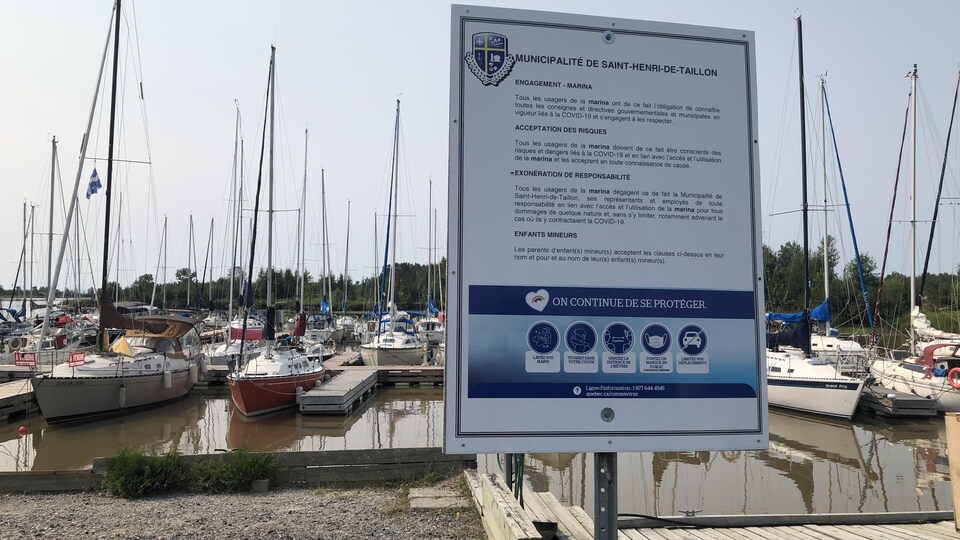 Une pancarte indique l'entrée de la marina de Saint-Henri-de-Taillon.
