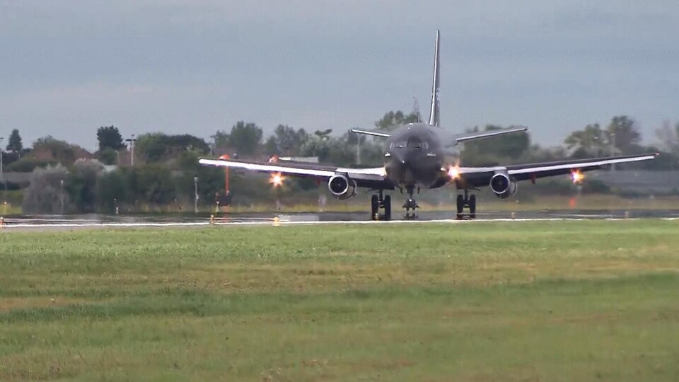 Un Boeing 737-200 atterrit à l'Aéroport de Saint-Hubert.