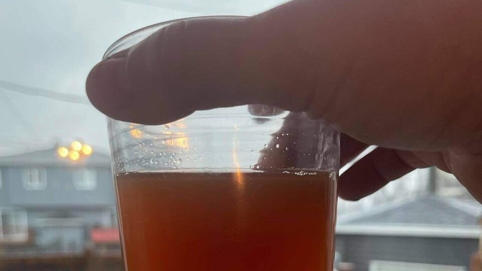 Verre d'eau brune.