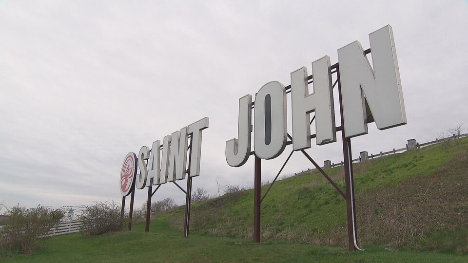 Des lettres géantes de "Saint John" sur une colline.
