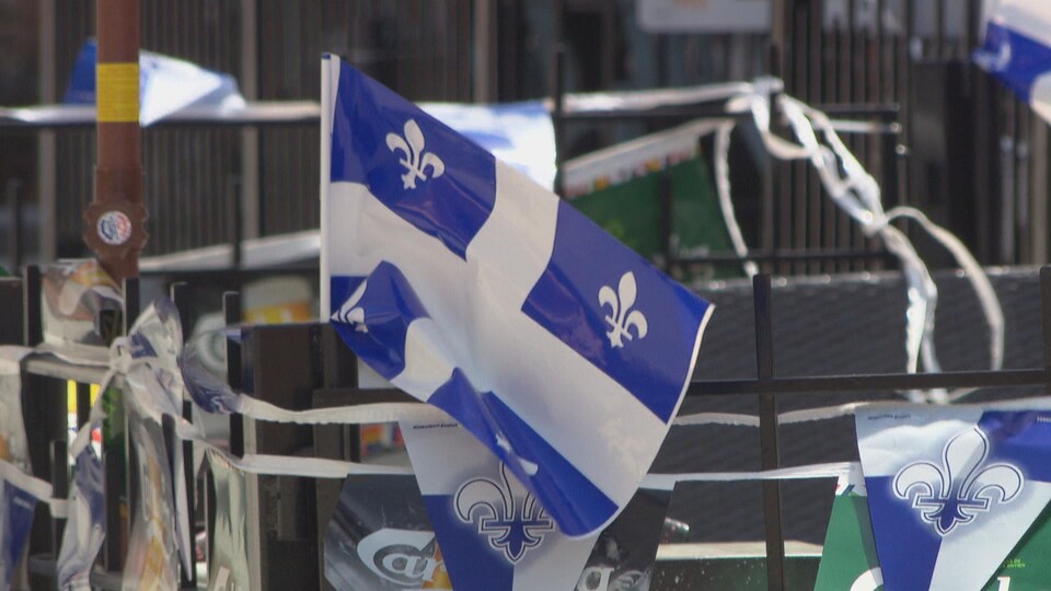 Des drapeaux du Québec flottent près des terrasses du Vieux-Hull, en Outaouais.