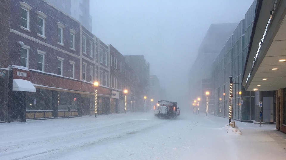 L'armée à la rescousse après qu'un blizzard a enseveli Terre-Neuve - vidéo L'armée à la rescousse après qu'un blizzard a enseveli Terre-Neuve - vidéo