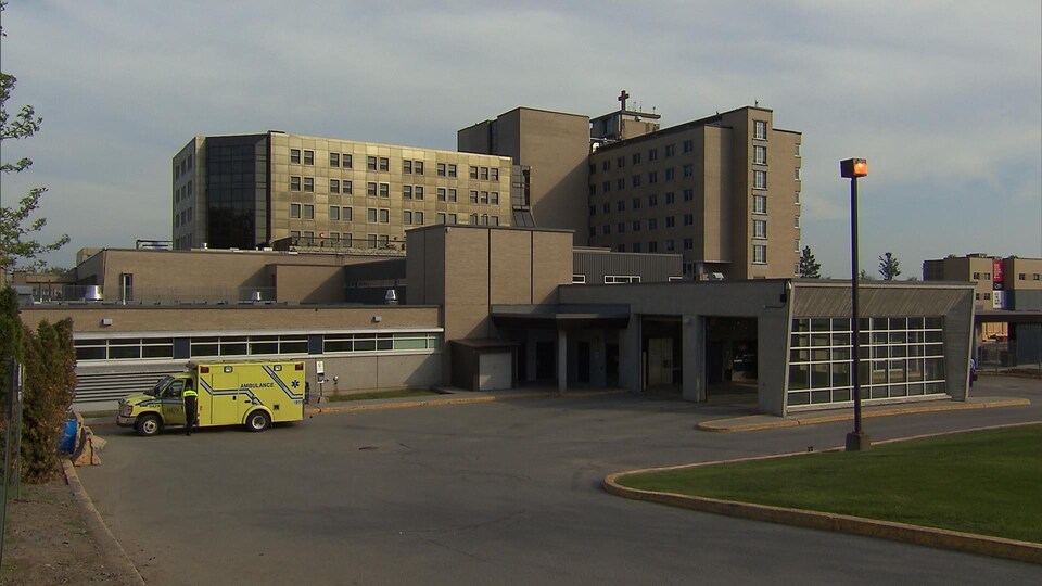 Vue panoramique de l'hôpital.