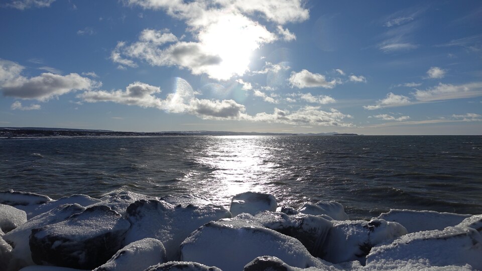 Le soleil brille sur l'eau claire du fleuve, totalement libre de glace.