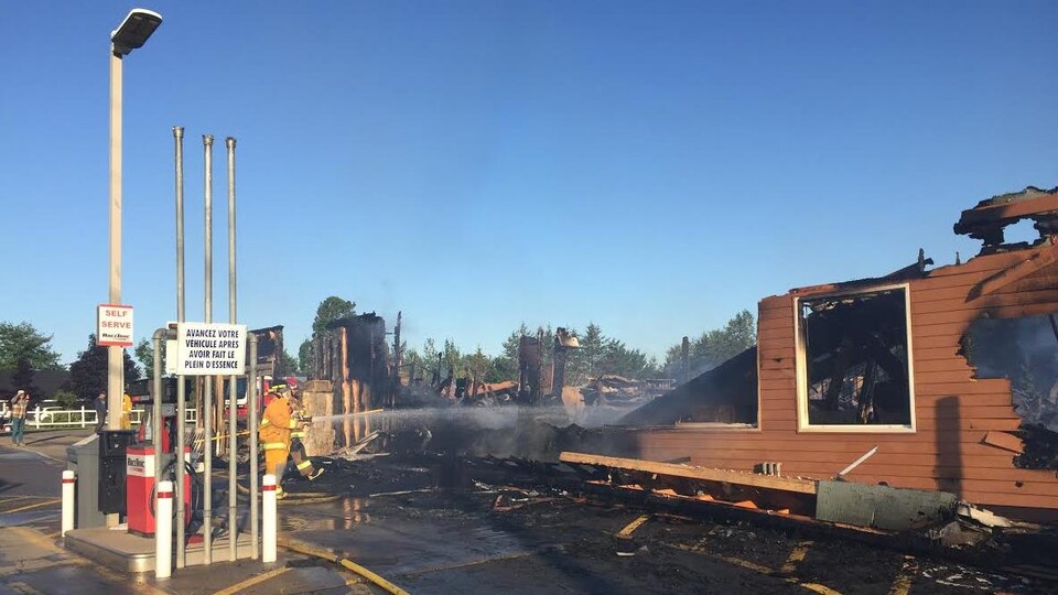 Le supermarché de SaintLéolin détruit par un incendie RadioCanada.ca