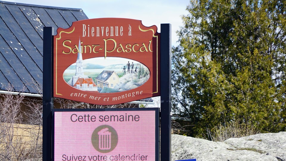 Une enseigne annonce l'entrée de la municipalité de Saint-Pascal, dans le Kamouraska.