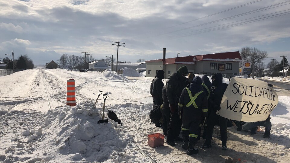 Des manifestants bloquent le chemin de fer à Saint-Pascal.