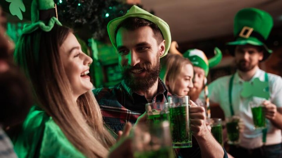 Des personnes déguisées fêtent la Saint-Patrick.