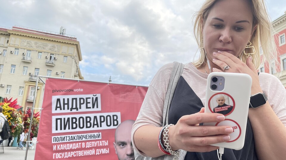 Tatiana Usmanova consulte son téléphone.